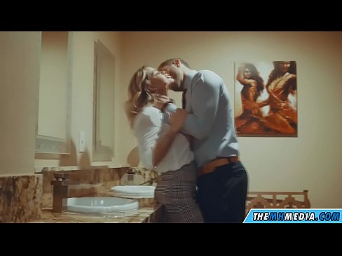 ❤️ Khi một cô gái tóc vàng busty quyến rũ bạn trong một nhà vệ sinh công cộng Khiêu dâm ở% vi.virtsextor.ru%